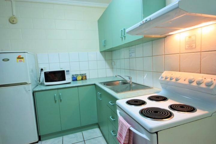 Coconut Grove Holiday Apartments Дарвин Экстерьер фото
