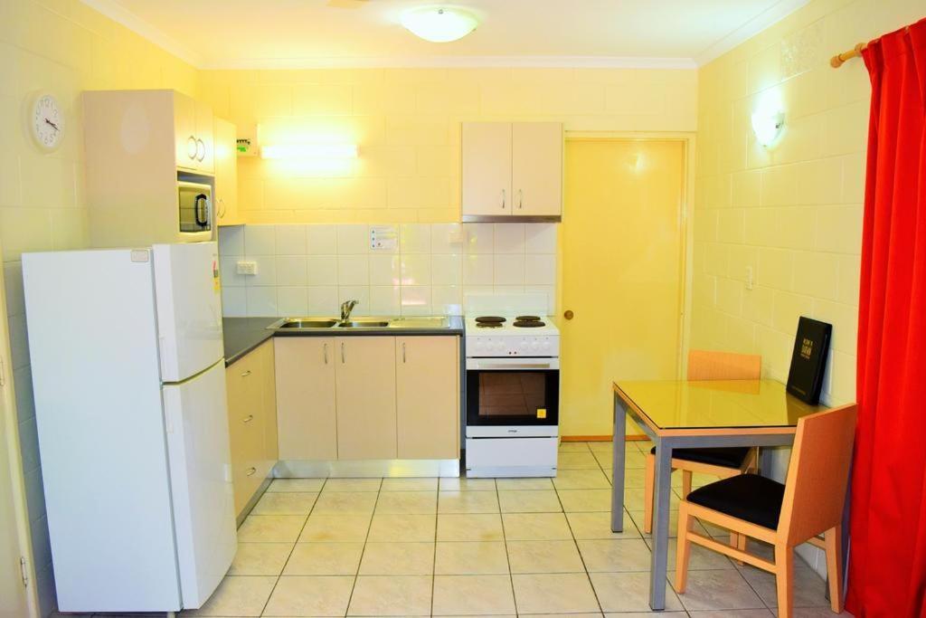 Coconut Grove Holiday Apartments Дарвин Экстерьер фото